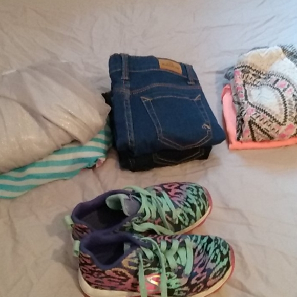 2 shirts 2 pairs of pants 1 pair of shoes dresses - Picture 14 of 14